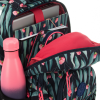 🌿🎒 Studentský batoh Ars Una Eucalyptus AU2 zaujme originálním motivem eukalyptových listů doplněným jemnými růžovými detaily. Stylové tmavé provedení působí moderně, elegantně a zároveň hravě – perfektní kombinace pro školu i volný čas. 💗 Batoh je vhodný pro: školačky od 5. třídy ZŠ studentky středních škol každodenní nošení do školy i do města 📚 Prostorný interiér nabízí dostatek místa na: učebnice a školní sešity formátu A4 notebook nebo tablet penál, svačinu a láhev na pití osobní věci a drobnosti 🖊️ Praktické uspořádání zahrnuje: hlavní velkou komoru několik předních kapes na organizaci věcí boční síťované kapsy na láhev 😊 Pohodlné každodenní nošení zajišťují: ergonomicky tvarovaná záda nastavitelné měkčené ramenní popruhy lehká konstrukce vhodná pro delší nošení 🌧️ Kvalitní materiál je odolný proti běžnému opotřebení a snadno se udržuje. ✨ Hlavní výhody studentského batohu Ars Una Eucalyptus AU2: originální přírodní motiv moderní tmavé provedení lehká konstrukce pohodlné ergonomické nošení praktické rozdělení kapes vhodný od 5. třídy ZŠ ideální do školy i na volný čas 🔒 Batoh je vybaven kvalitními zipy YKK pro dlouhou životnost a spolehlivé používání. 📏 Technické parametry: rozměr: 320 × 460 × 220 mm objem: 25 l nosnost: 12 kg hmotnost: 0,650 kg 🌸 Ars Una Eucalyptus AU2 je kvalitní studentský batoh pro holky, které chtějí spojit pohodlí, praktičnost a moderní přírodní design. 12
